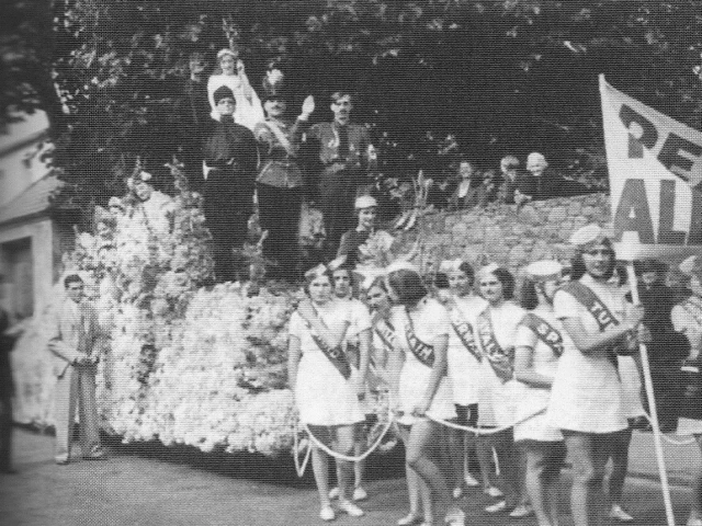 1939 - Battle of Flowers float - hoping for Peace